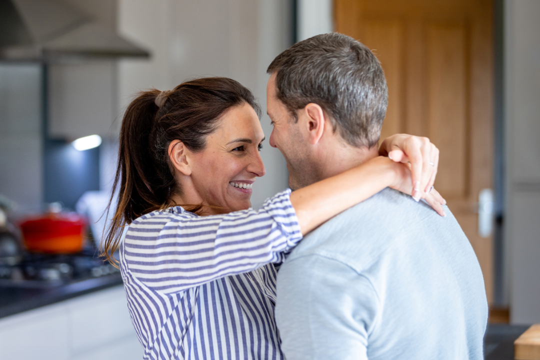 coppia sposata che affronta la gestione delle finanze insieme